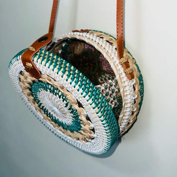 Handwoven rattan bag . Cross body bag. 20cm X 20 cm - Picture 3 of 5